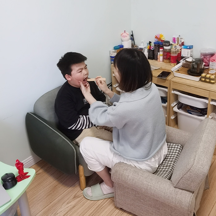 如何对城阳自闭症儿童进行言语康复训练呢？